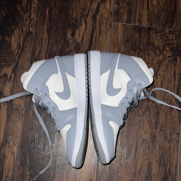 Jordan Gray and White High-Top Sneakers with Iconic Design - Picture 3 of 7